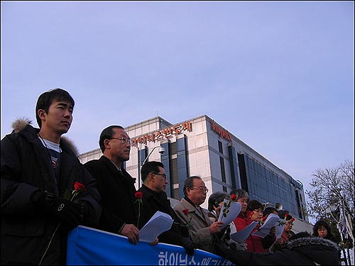 범시민대책위 관계자들이 하이닉스측에 평화적 사태해결을 촉구하고 있다. 